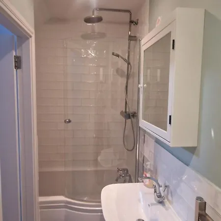 Extended 3bd Splitlevel In Popular Village Holiday home Dublin