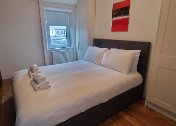 Extended 3bd Splitlevel In Popular Village Dublin