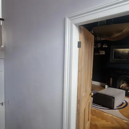 Extended 3bd Splitlevel In Popular Village