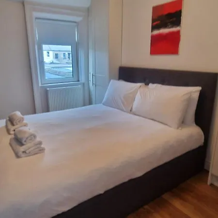 Extended 3bd Splitlevel In Popular Village ダブリン