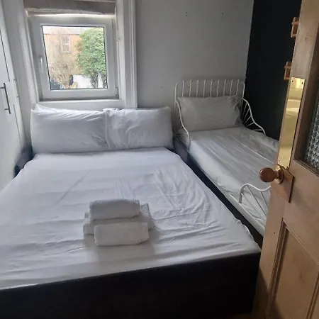 Extended 3bd Splitlevel In Popular Village Prázdninový dům Dublin