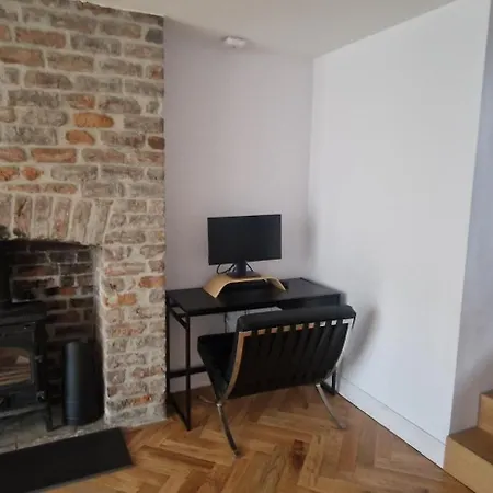 Extended 3bd Splitlevel In Popular Village ダブリン