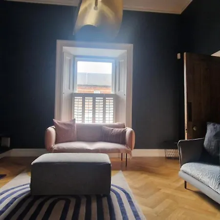 Extended 3bd Splitlevel In Popular Village *