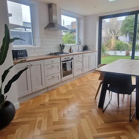 Holiday home Extended 3bd Splitlevel In Popular Village *