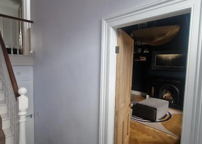 Extended 3bd Splitlevel In Popular Village