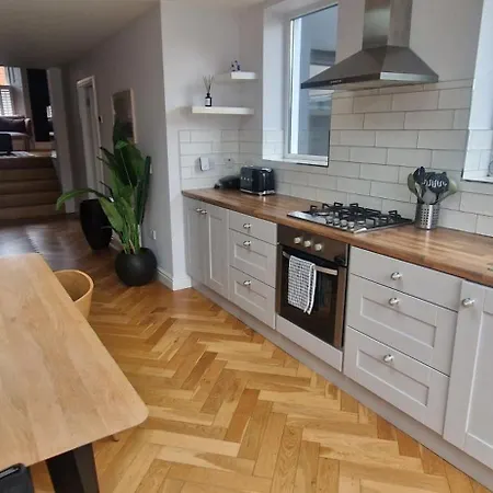 Extended 3bd Splitlevel In Popular Village Dom wakacyjny *