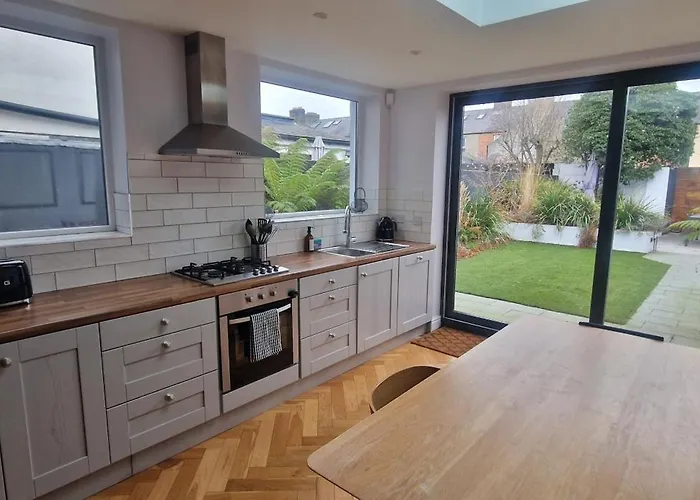 Extended 3bd Splitlevel In Popular Village Dom wakacyjny Dublin